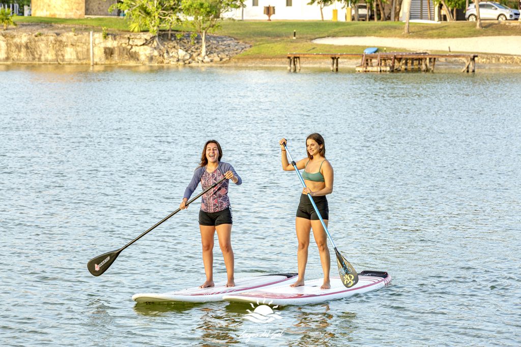 Residentes de Lagos del Sol haciendo Stand Up Paddle en el Lago Mayor