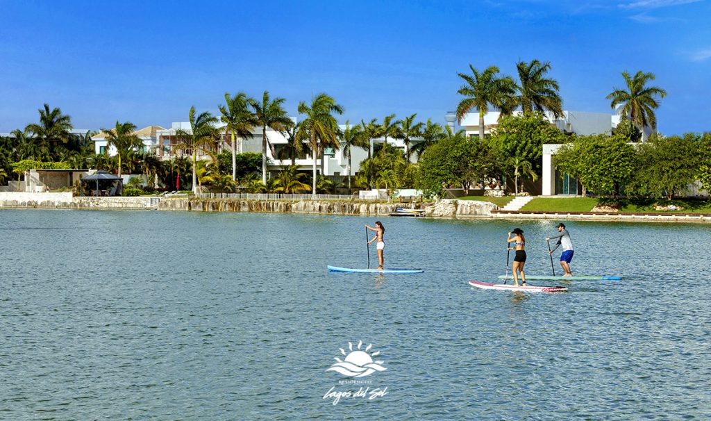 Residentes de Lagos del Sol haciendo Stand Up Paddle en el Lago Mayor